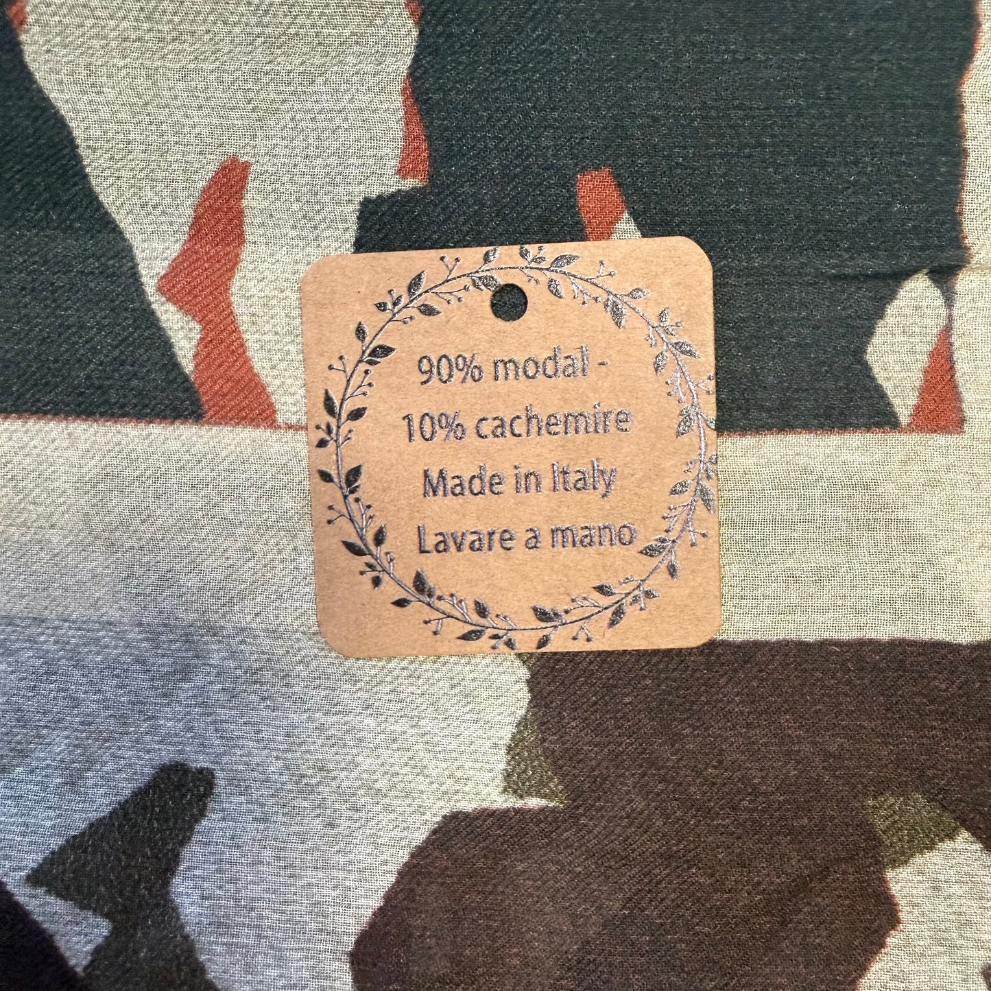 SCIARPA ARTIGIANALE CON FANTASIA BATIK